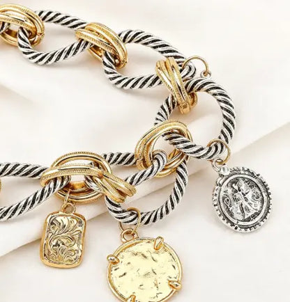 🎀Bohemian Two-Tone Twisted Chain Necklace – Three Vintage-Style Charms